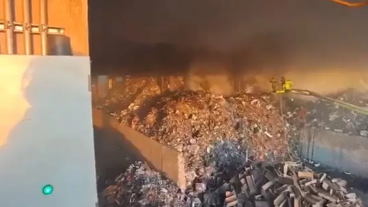 incendio de una fábrica provoca suspensión de clases en 42 escuelas y evacuación de una universidad