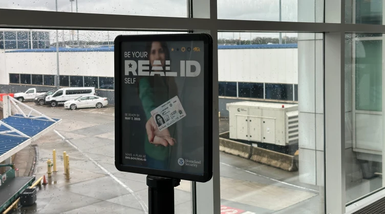 Letrero de la Real ID en aeropuerto