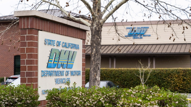 Entrada a las oficinas del DMV de California