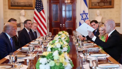 Netanyahu nominó a Donald Trump al Premio Nobel de la Paz durante una cena en la Casa Blanca, destacando su labor por la paz en Oriente Medio.