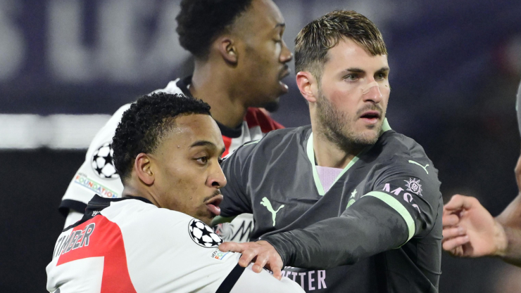 Santiago Gimenez ante el Feyenoord