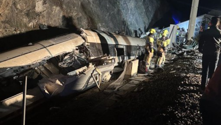 21 muertos y 100 heridos tras el descarrilamiento de dos trenes.