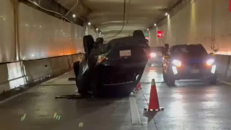 ¡Aparatoso! Vuelca vehículo en túnel sumergido de Coatzacoalcos ¿Cómo ocurrió?