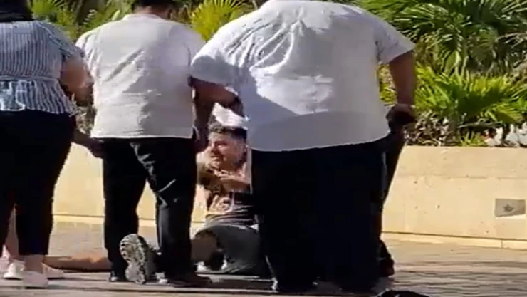 Taxistas golpean a turistas por usar UBER en Cancún