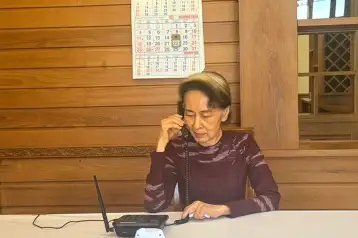 Aung San Suu Kyi, líder depuesta de Myanmar habla por teléfono.