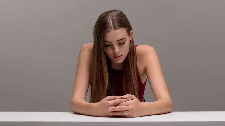 Esta es la razón psicológica por la que las personas bajan la mirada