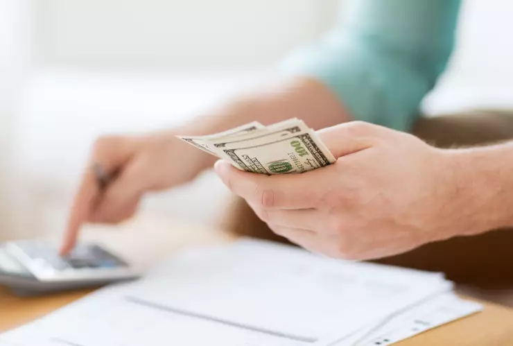 Una persona cuenta dinero