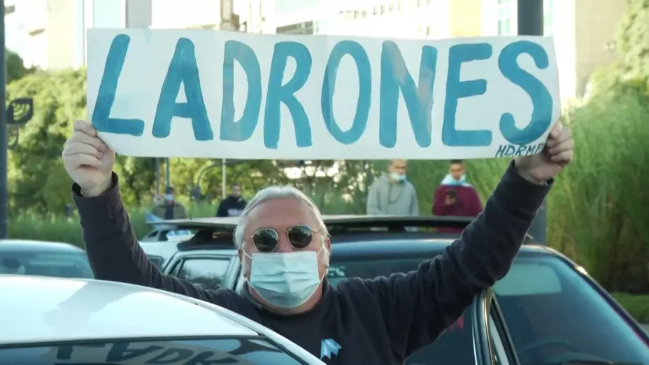 En Argentina protestan contra nuevo confinamiento por COVID.