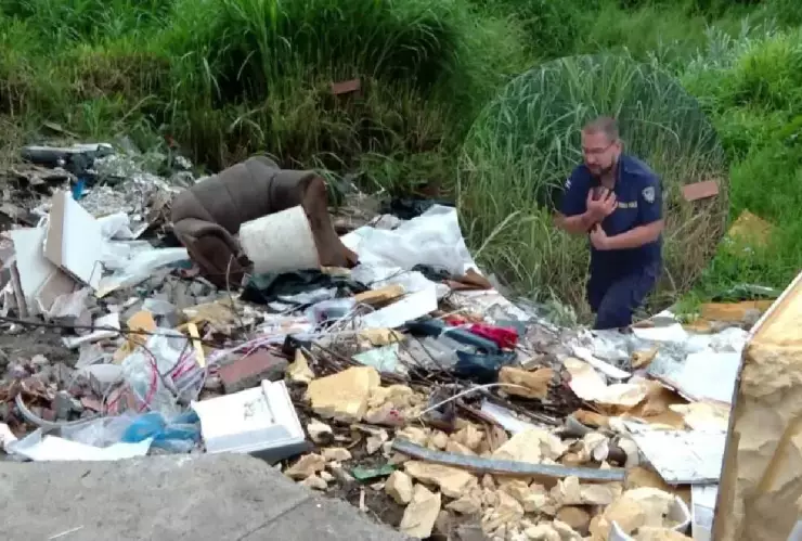 Entre agua y desperdicios, abandonan a bebé en basurero de Costa Rica