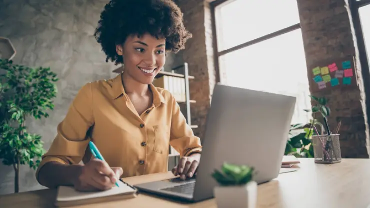 una mujer busca trabajo en su computadora