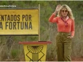 Unos pantalones cargo de inspiración militar y una blusa en tono cálido se convierten en un look de impacto con los accesorios adecuados: una pañoleta amarrada al cuello y unos lentes de sol para la “estrella de televisión” que llevas dentro.