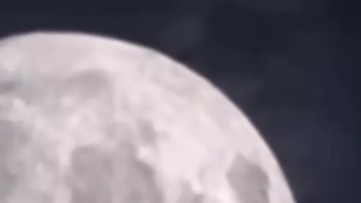 rostro detrás de la luna