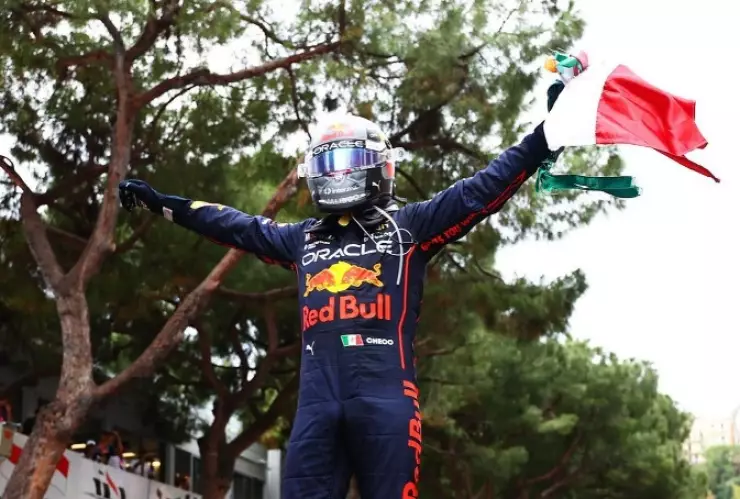 VIDEO: Checo Pérez juega go karts y da un espectáculo
