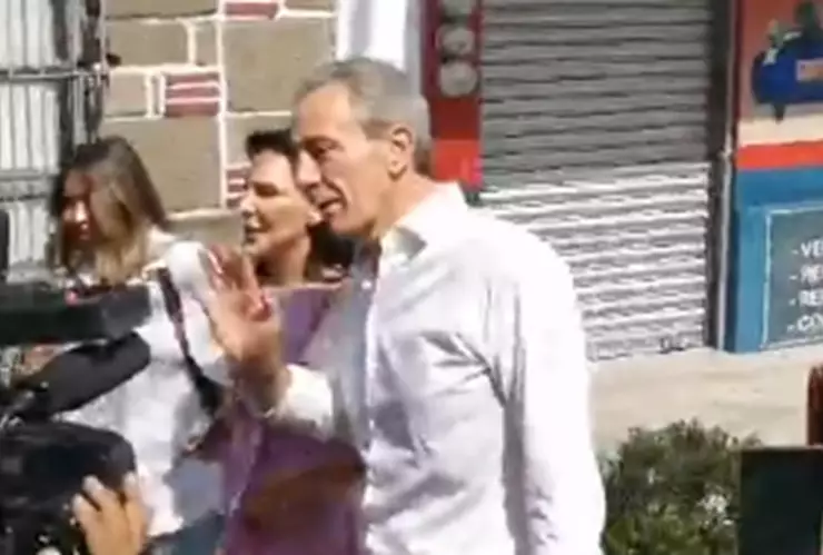 Llega a votar Pepe Chedraui, candidato a la presidencia municipal de Puebla