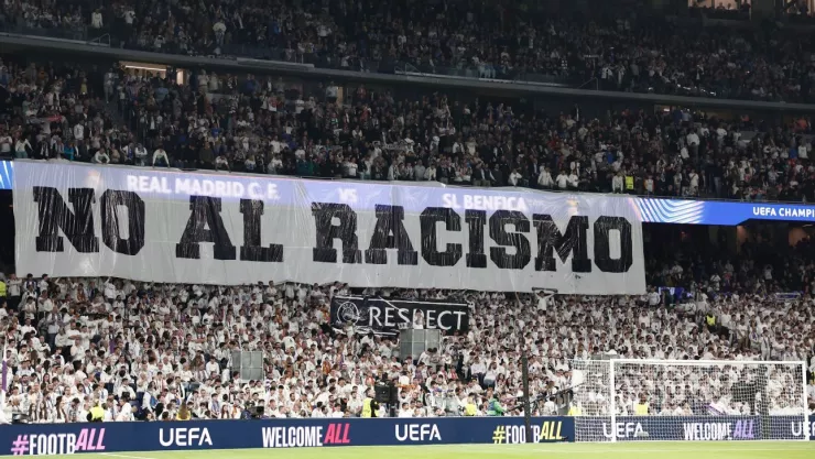 El Estadio Santiago Bernabéu despliega enorme manta en contra del racismo.