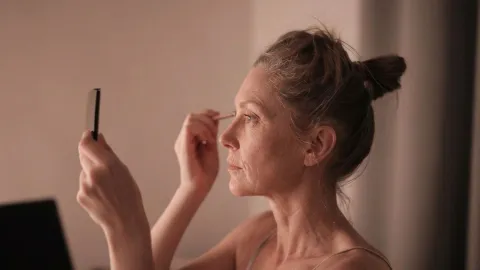 Mujer maquillándose
