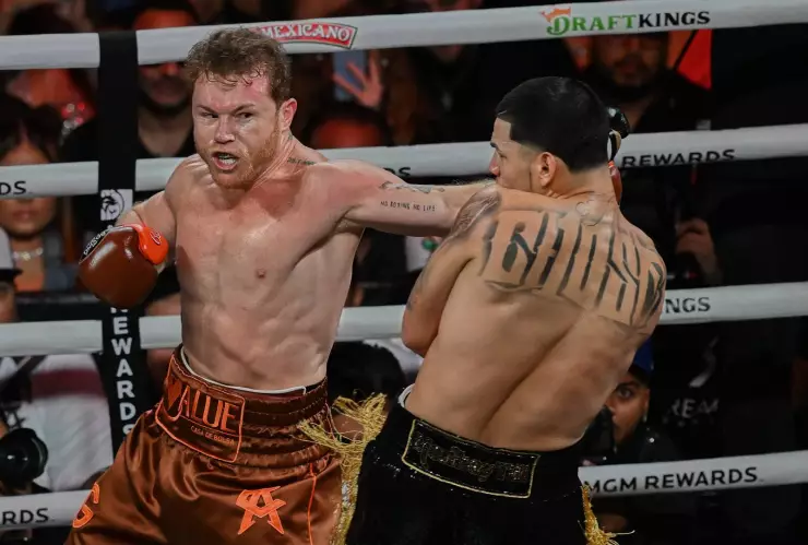 Canelo Álvarez peleando contra Edgar Berlanga