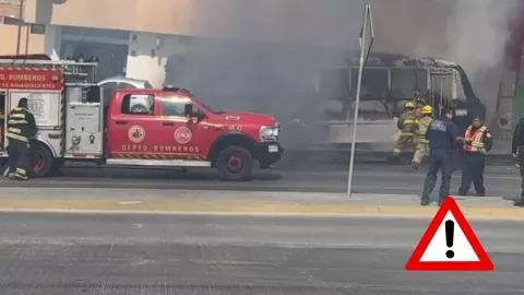 Se incendia camión de personal en Bulevar Guadalupano tras fuerte choque