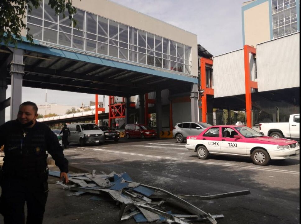 Cae estructura metálica de la estación Villa de Cortés del Metro CDMX