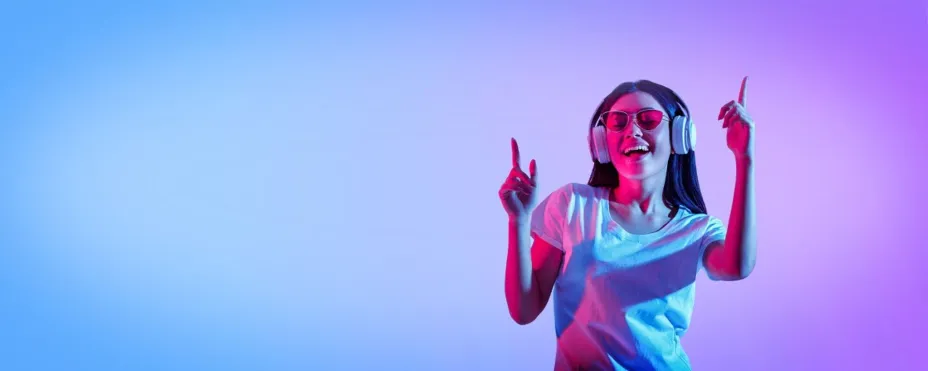 Mujer con audífonos Flow.jpg