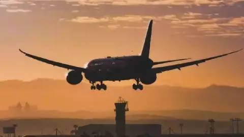 ¡Tragedia en la música! MUERE famoso cantante en pleno VUELO; revelan sus últimos momentos