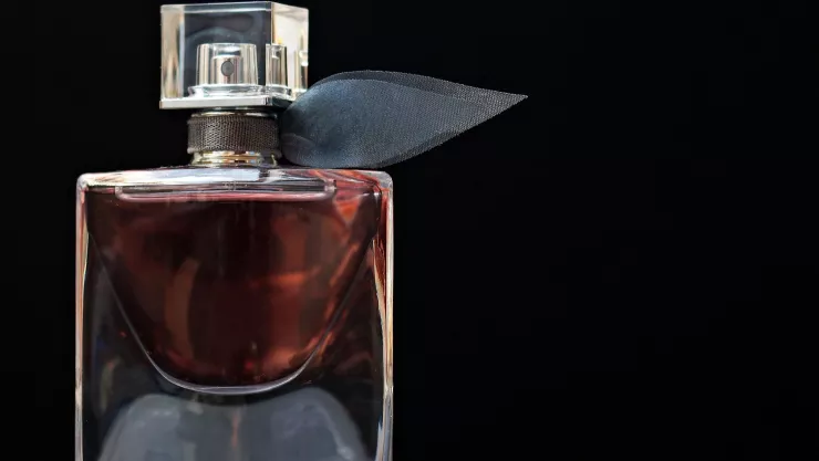 poner perfume en el pie derecho para el 14 de febrero