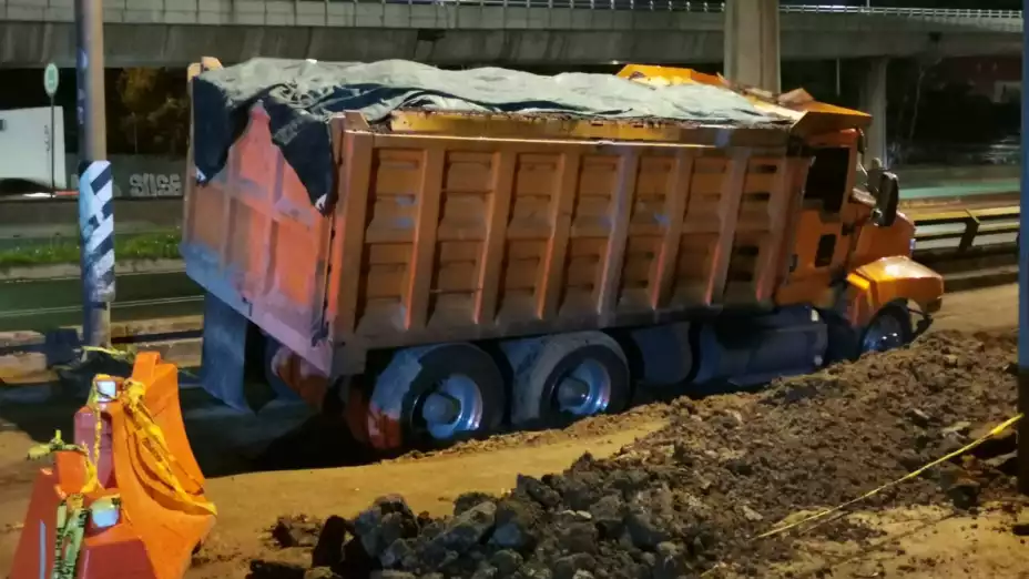 TORTON CAE EN SOCAVÓN.jpeg