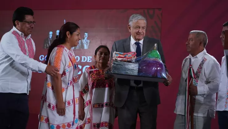 AMLO entrega recursos de subastas a municipios marginados de Guerrero