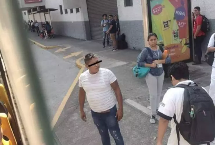 Chofer golpea a estudiante en Veracruz.