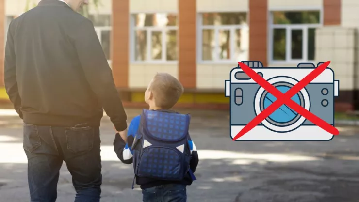 Alumno con su padre entrando a la escuela