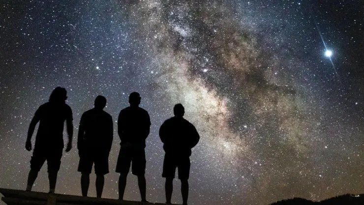 Captan misteriosa esfera brillante flotando en Nueva Jersey y escandaliza las redes sociales