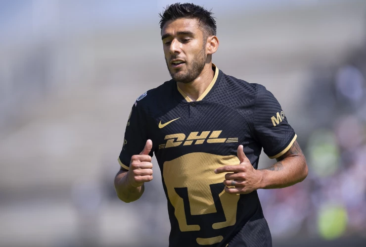 Eduardo Salvio en un juego con Pumas