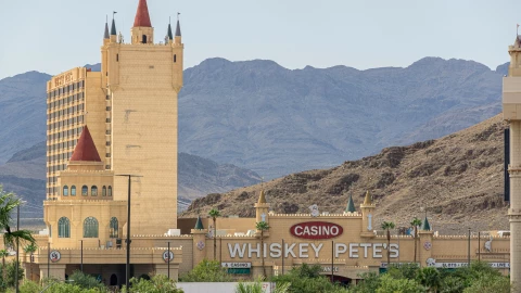 una vista del histórico casino con el desierto californiano de fondo
