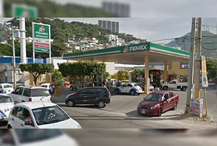 Gasolinera en farallón