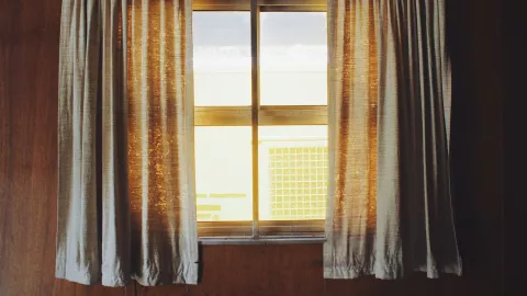 ¿Cómo eliminar las manchas en las cortinas con solo 2 ingredientes?