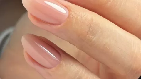 Las uñas nude no deben ser del mismo tono que tu color de piel