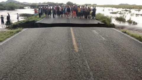 Socavón en la carretera de Jitzámuri a Huacaporito