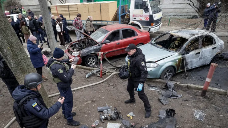 Expertos policiales trabajan en el lugar de un ataque con drones rusos, en el marco del ataque de Rusia contra Ucrania, en Járkov , Ucrania, el 25 de marzo de 2026.