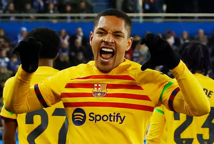 Vitor Roque celebra su gol ante Alavés