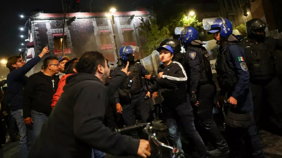 Manifestantes intentan entrar a sede alterna del Senado