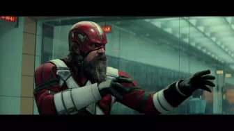 A pesar de su ego, se preocupa genuinamente por su “familia” y lucha junto a ellas en el clímax de la película.