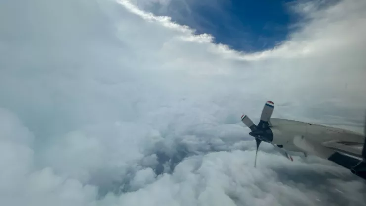 Captan ojo del huracán Beryl desde un avión