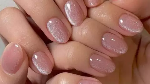 Diseño de uas rosas con un toque de gliter