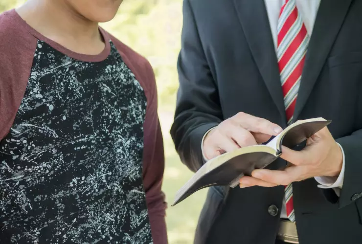 Motivo por el cual las mujeres Testigos de Jehová usan faldas LARGUÍSIMAS