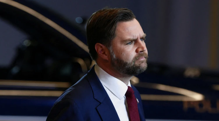 El vicepresidente estadounidense , J. D. Vance, habla en Royalston Square en Minneapolis, Minnesota, EE. UU., el 22 de enero de 2026.