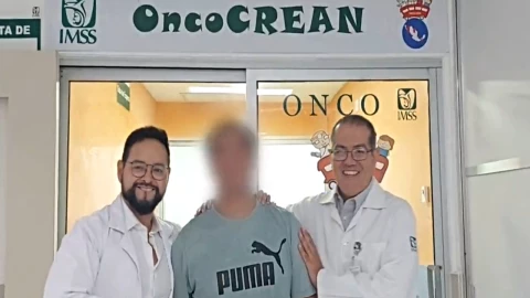 Francisco Javier de 16 años con los cirujanos del imss que realizaron cirugía cerebral
