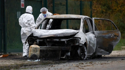 Gendarmes franceses inspeccionan el coche calcinado del conductor que atropelló a peatones y ciclistas cerca de Saint-Pierre-d’Oléron, en la turística isla francesa de Île d’Oléron, frente a la costa atlántica de Francia , el 5 de noviembre de 2025.