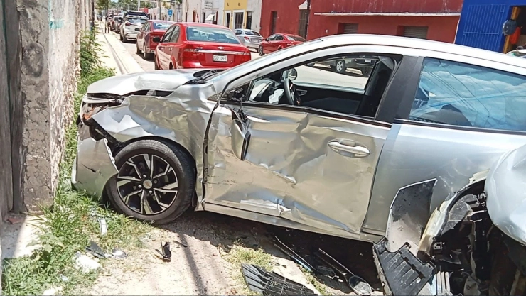 Manejaba por el centro de Mérida y por un error terminó CHOCANDO a un abuelito; Asi fue el fuerte accidente