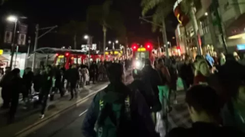 Garita peatonal de San Diego a Tijuana por la noche
