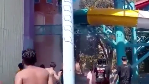 Video Niños caen tras colapso de un tobogán de parque acuático